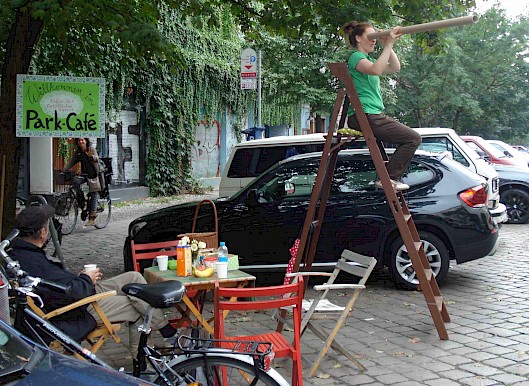 Park Café - Picknicktisch und Stühle in einer Parklücke