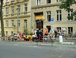 Tische und Bänke vor dem Stadtteilzentrum