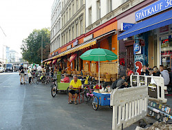 Lastenrad, Sonnenschirm und Sitzplatz