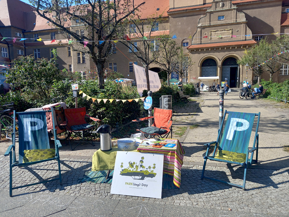 Stand vor einer Kirche